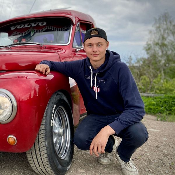 Anton Thelin sitter på huk bredvid sin vinnar-epa, en Volvo Duett från 1962.