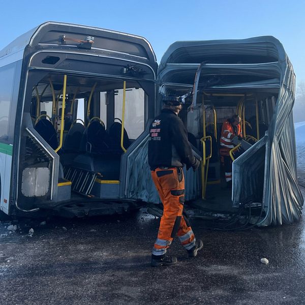 Nobinas pressansvarige David Erixon och en bild på ledbussen som vikt sig på mitten