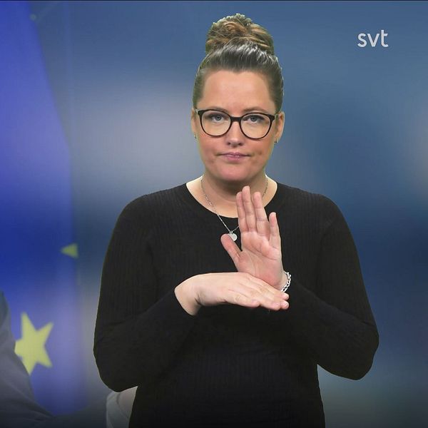 Programledare Alicia tecknar ”progrM2 vid en bild på Ulfl Kristersson