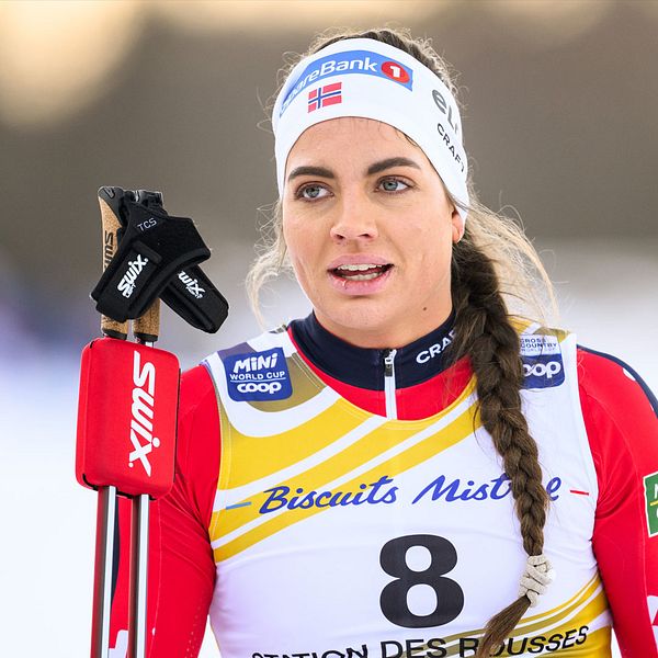 Tvådelad bild av två skidåkare under en tävling. Till vänster ses en kvinna i en gul och blå skidutrustning och glasögon, som bär nummer 1 och deltar i en tävling i Engadin. Till höger är fokus på handen och skidorna hos en annan skidåkare, som har nummer 8 på sin tävlingsdress.
