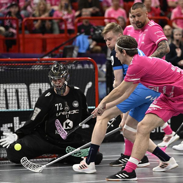Delad bild. Till vänster en person i blå kavaj, till höger innebandymatch med målvakt och spelare.
