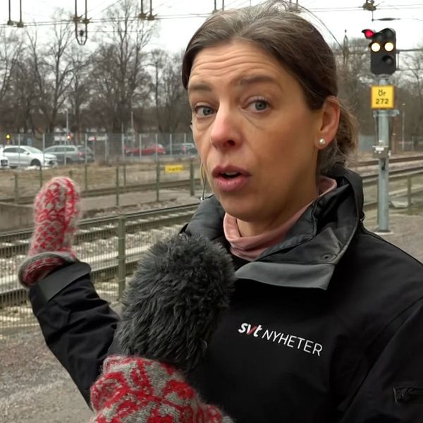 Blommor och ljus på Södra station i Örebro och SVT:s reporter vid järnvägen