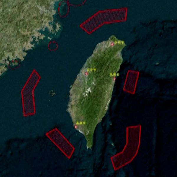 Ett kinesiskt militärfartyg. En karta på Taiwan med röd grafik runt. Ska visa hur Kina ska röra sig under den pågående militärövningen.