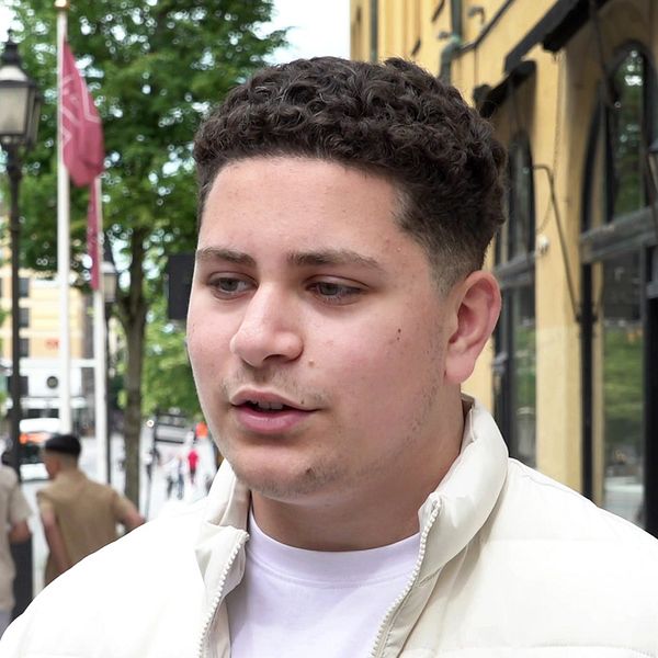 ”Du ska ha föräldrarna med dig för de har erfarenheter av shopping”. I klippet hör du Samin Sijaric, 13 år, och Shadi Mousho, 15 år svara på vad de gör om det saknas pengar för att köpa något.