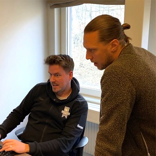 Handbollsspelare och två män på ett kontor