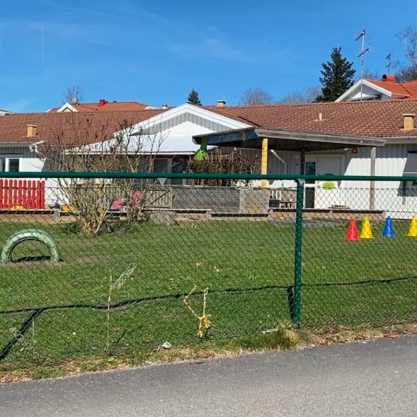 Delad bild. Till vänster för- och grundskolenämndens ordförande Emanuel Forsell (M). Till höger kokosnötens förskola, en av de som föreslås stängas.