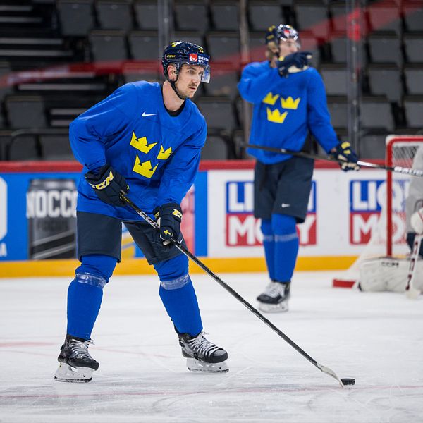 Delad bild. Till vänster: hockeyspelare i gult. Till höger: landslagsspelare på isen i blått.