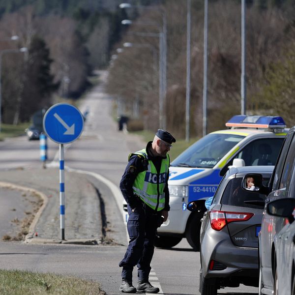En påse med skotthylsor och en bild på en polisavspärrning.