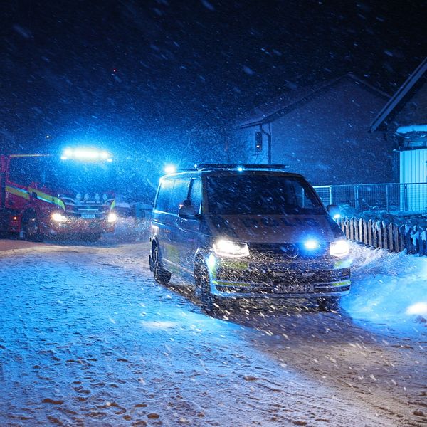 Räddningstjänst och polis under insats i villaområde i Uppsala
