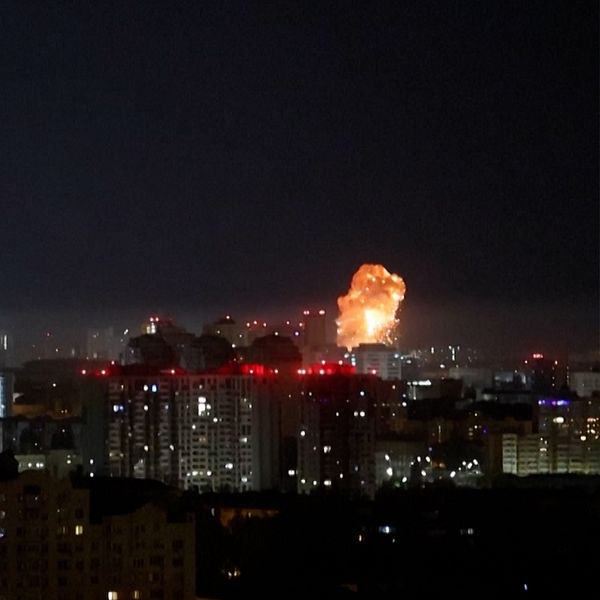 Delad bild. Till vänster: man med bandage framför hus. Till höger: explosion i Kiev nattetid.
