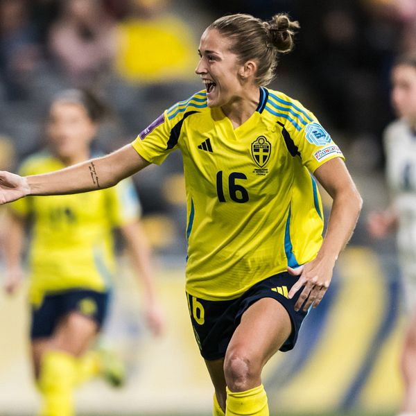 Bilden är delad i två sektioner. Till vänster visas en person i en ljusblå sportjacka med en logotyp, eventuellt kopplad till ett sportlag eller en organisation. Till höger ses en fotbollsspelare i Sveriges landslagsuniform, med nummer 16, som spelar på en fotbollsplan under en match.
