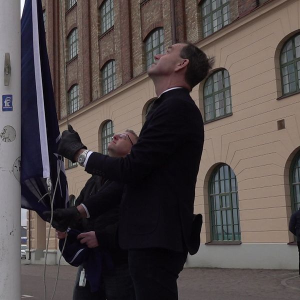 t.v natoflaggan uppgissad på residenset i Växjö. T,v Natoflaggan hissas upp i Kalmar