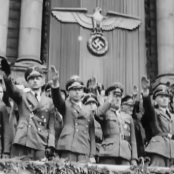 Tvådelad bild.  Till vänster: Historikerin Per Anders Rudling sitter i sitt kontor på Lunds universitet. Till höger: nazistledare i Ukraina gör Hitlerhälsningar vid invigningen av en frivillig SS-brigad i Lviv 1943.