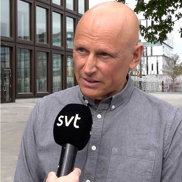Delad bild. Till vänster: blommor och ljus på marken. Till höger: person intervjuas av SVT.