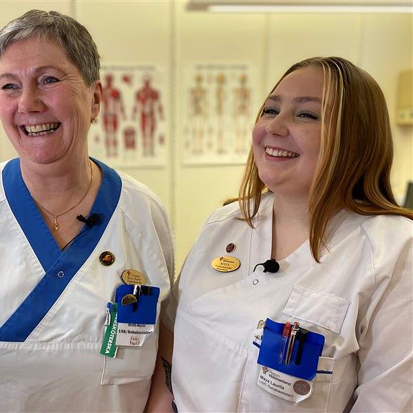 Två undersköterskor som ler på bilden.