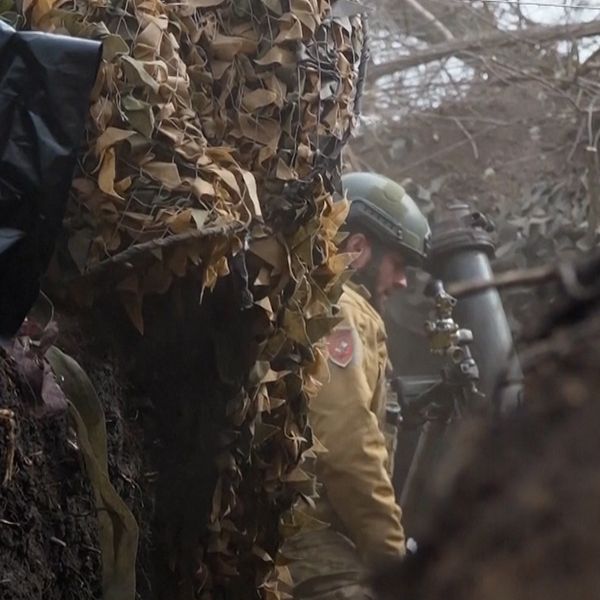 Bert Sundström och en ukrainsk soldat i skyttegrav.