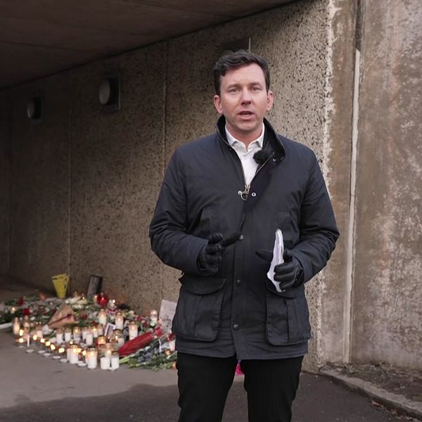 SVT:s reporter framför gångtunneln där det misstänkta mordet ska ha skett