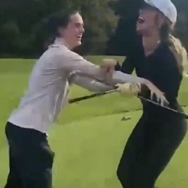 Basketstjärnan Caitlin Clark nära hole-in-one