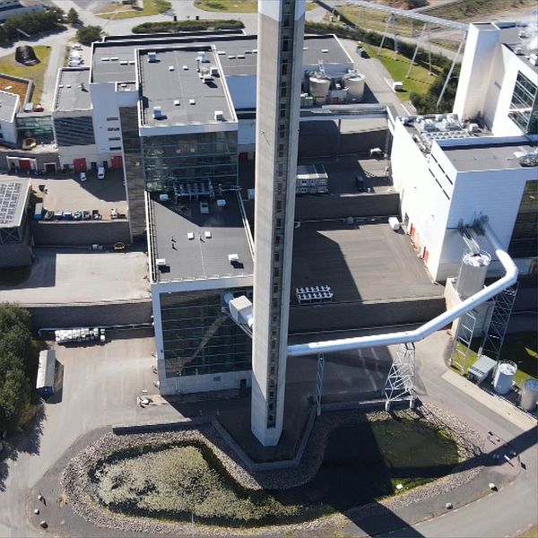 Delad bild. Till vänster: kvinna i randig tröja. Till höger: flygfoto över industribyggnad.