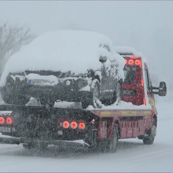 Erik Kjellström professor klimatologi SMHI till vänster. På bilden till höger syns en bil som blir bärgad i kraftigt snöoväder.