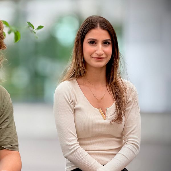 Alfred Wallin och Soz Sabris sitter och pratar om åldersgräns på sociala medier.
