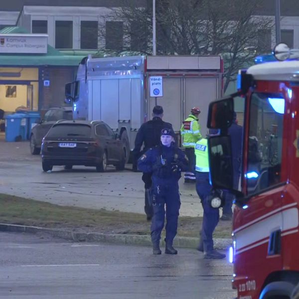 Journalisten Mattias Beijmo om polisutredningen, med polisinsats i bakgrunden