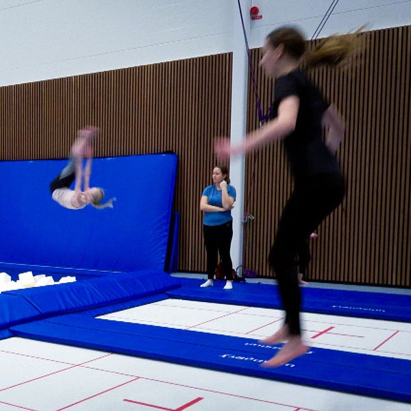 Hoppgrop i truppgymnastikhall i Kristinehamn med gymnaster