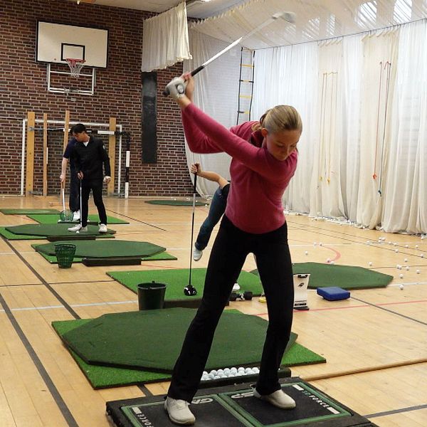 Tvådelad bild. Till vänster: person med keps. Till höger: golfträning inomhus.