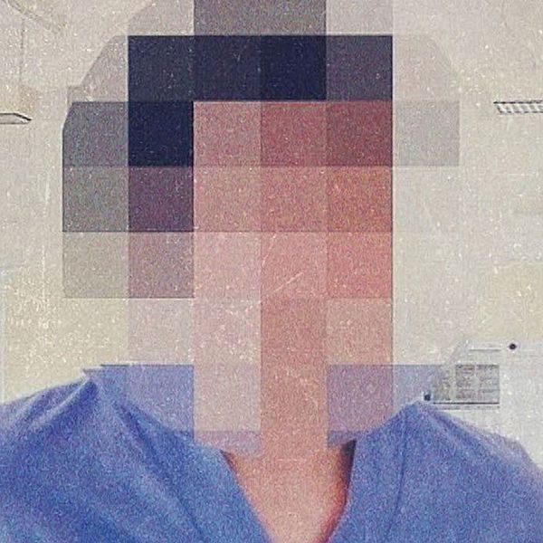 Tvådelad bild. Till vänster SVT:s reporter, till höger en blurrad bild på en spansk läkare som avtjänar fängelsestraff för sexualbrott mot 45 barn.