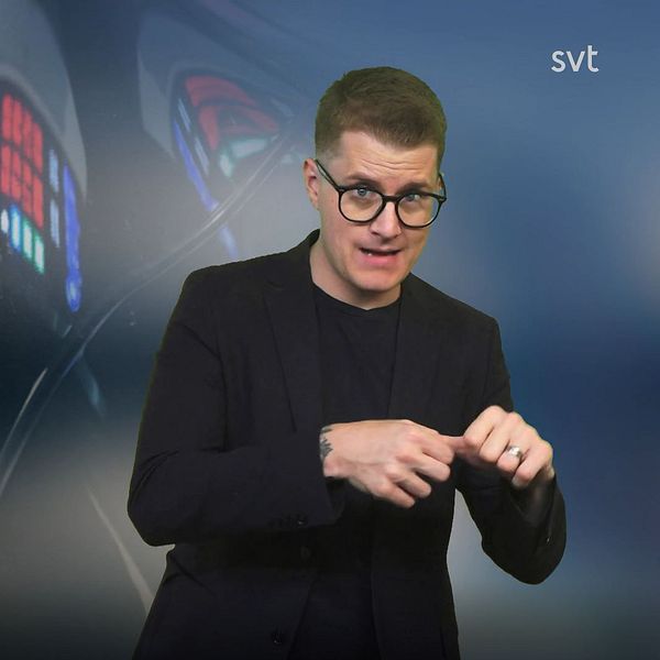 Programledaren Magnus tecknar ordet bensin vid en bild som visar en person som tankar