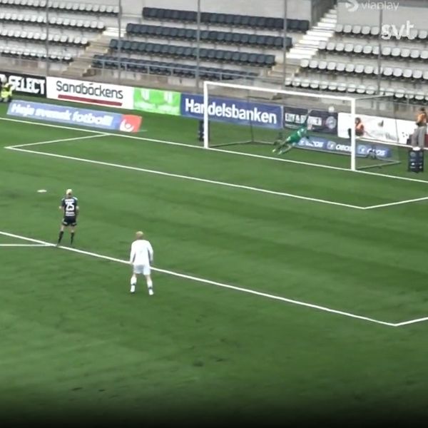 Delad bild. Vänster: fotbollsspelare firar mål. Höger: en spelare ska slå en straff på plan.
