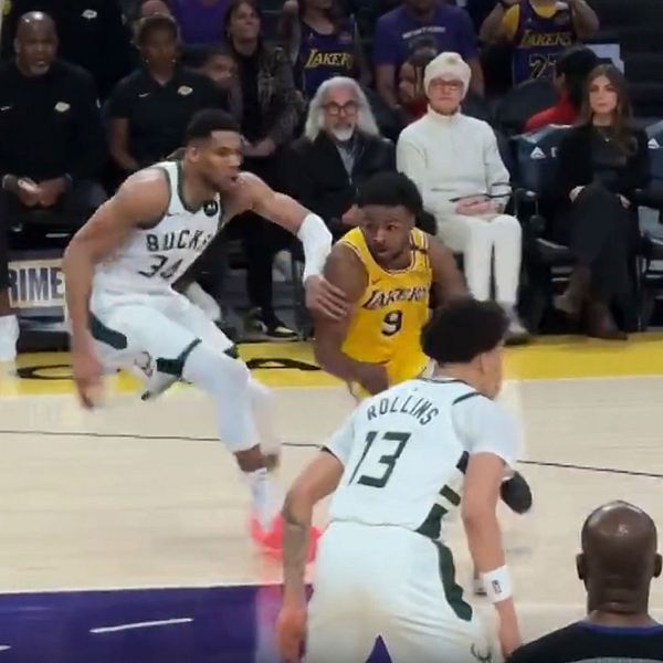 Delad bild. Vänster: Lakers tröja på presskonferens. Höger: Basketmatch mellan Lakers och Bucks.