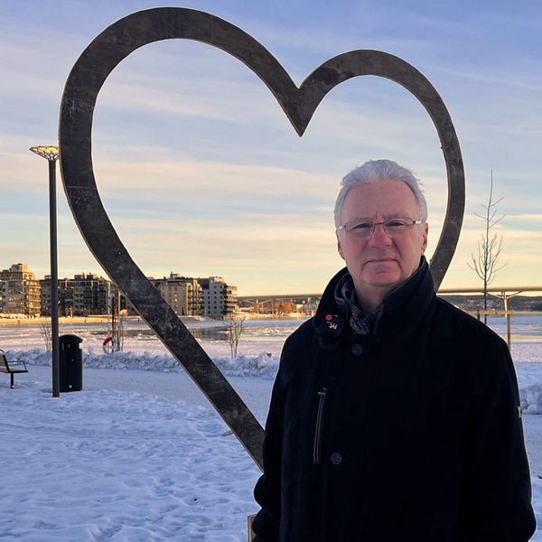 Bild till höger: En man och en kvinna dansar med varandra under inspelningen av Hotell Romantik. Bild till vänster: En man som står utomhus med ett hjärta i bakgrunden.