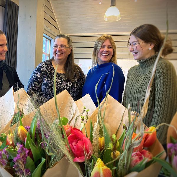 Buketter med blommor och tulpaner, och fyra kvinnor som skrattar