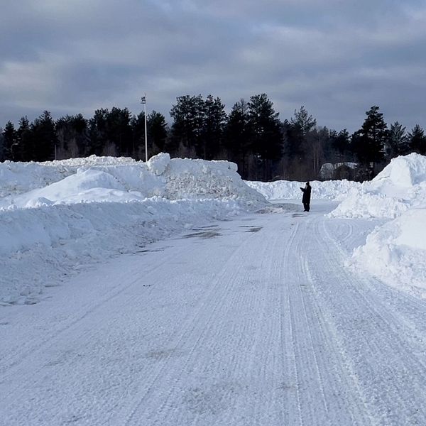 Delad bild – till vänster står Tommy Höglund på Vasaloppet i en grön stickad mössa och blå jacka. Till höger står en person vid en stor snöhög.