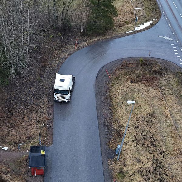 Till vänster syns en person i en svart jacka, fotograferad utomhus i en skogsmiljö. Till höger visas en flygbild av en kurvig landsväg, där en vit bil körs genom en skogsdunge.