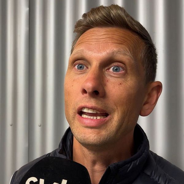 En delad bild som visar två sektioner. Den vänstra sektionen visar en speedwaytävling med förare på motorcyklar i startpositionen vid ett grusjusterat spår. Den högra sektionen visar en person som håller en mikrofon och pratar, med en otydlig bakgrund. Speedway