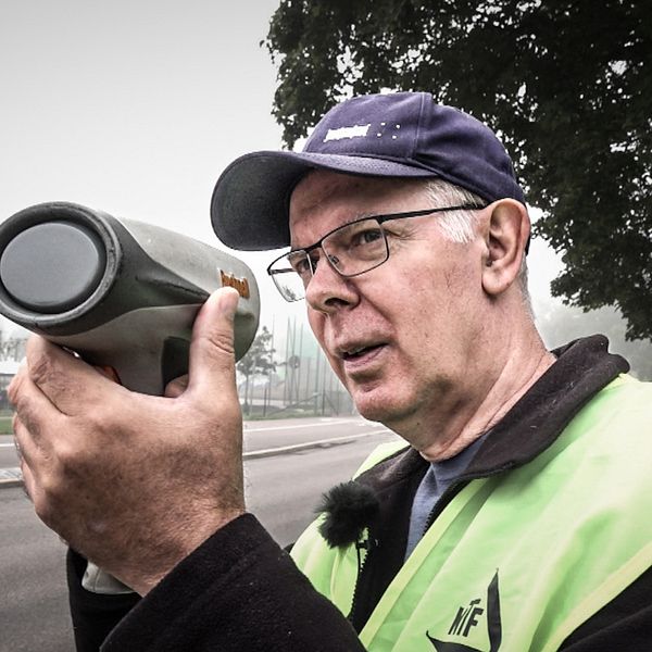 Mats Dyrsmeds mäter hastighet på trafiken.