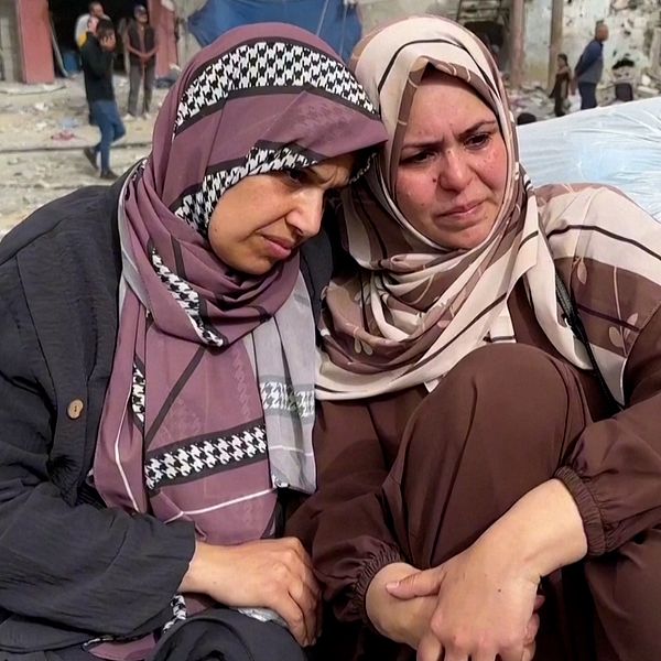 Förstörelse i Gaza. Två kvinnor tröstar varandra efter att deras bostäder förstörts.