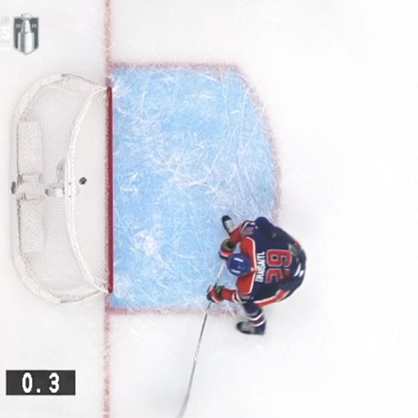Delad bild. Vänster: hockeyspelare i vit tröja. Höger: målvakt försvarar mål från ovan.