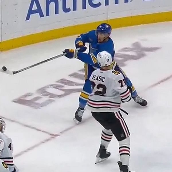 Tvådelad bild. Vänster: Hockeyspelare nära målet. Höger: Spelare skjuter pucken mot mål.