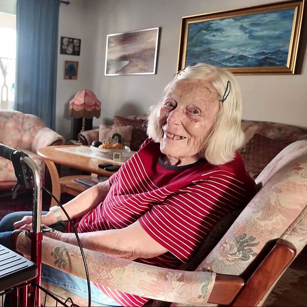 Emelie Fransson hjälper Liane Nilsson att byta stödstrumpor i hennes vardagsrum.