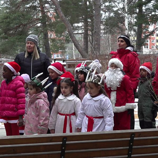 En delad bild som visar två scener. Den vänstra sidan visar en äldre person klädd i röd rock och hatt, som sitter i en rullstol och lyssnar. Den högra sidan visar en grupp barn och vuxna, varav några klär ut sig i tomtedräkter, samlade utomhus, troligtvis i samband med en julaktivitet.
