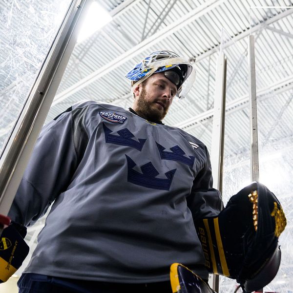 Delad bild. Till vänster en person i kostym, till höger en hockeyspelare i svensk landslagströja.