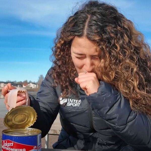 Delad bild. Till vänster: Chloe Minas med lockigt hår inomhus. Till höger: samma person öppnar en surströmmingsburk utomhus.