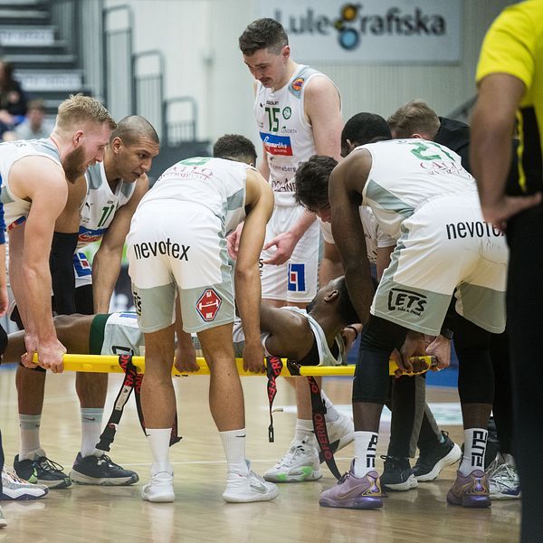 Shangquan Hemphill bärs ut på bår av lagkamraterna i Nässjö.