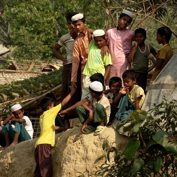 I Bangladesh bor en miljon människor i världens största flyktingläger. Här har rohingiyer fastnat, när grannländerna inte släpper in dem.