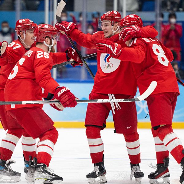 Anders Larsson om Rysslandsbeslutet, bredvid ryska hockeyspelare i matchdräkt