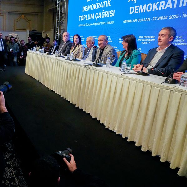 Beskedet om att PKK:s ledare vill avsluta stridigheterna kommer under en presskonferens med det prokurdiska partiet DEM.
