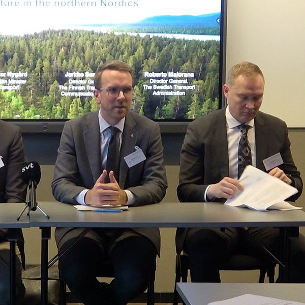Representanter från svensk och norsk regering samt en generaldirektör från finland och Trafikverkets Roberto Maiorana på presskonferensen i Luleå.